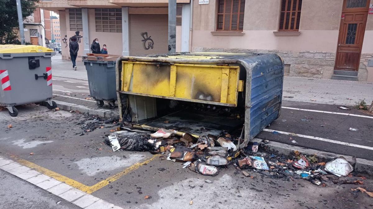 Un contenidor de paper cremat el 25 de febrer passat al carrer de la Font del Gat