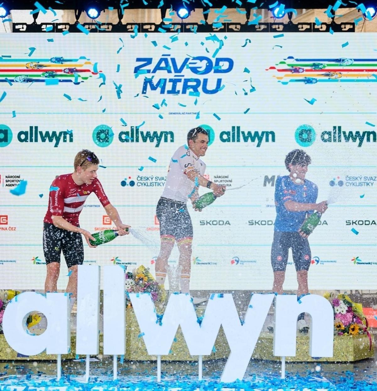Pau Martí, en lo alto del podio, celebra el triunfo en la Carrera de la Paz 2025.
