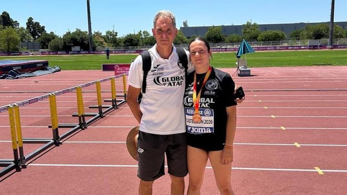 El entrenador Antonio Fuentes y su pupila Paula Carreira.