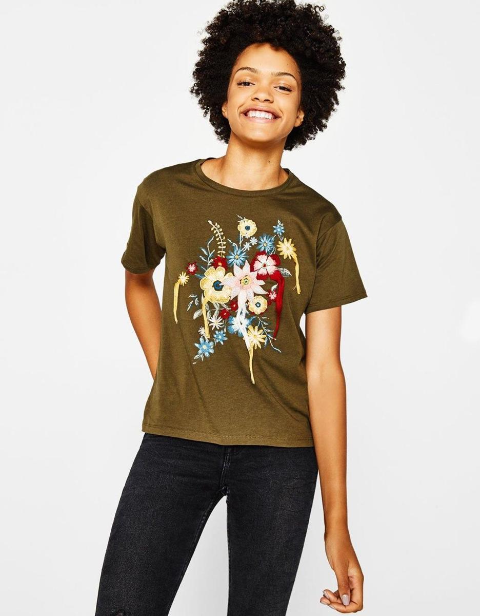 Camiseta bordada de flores de Bershka (Precio: 2,99 euros)