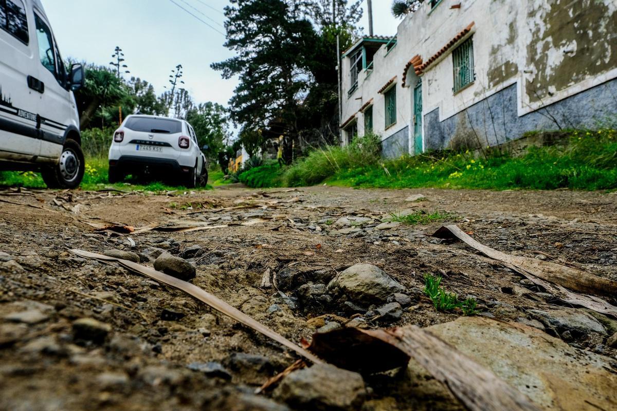 Algunos de los baches en las calles de tierra de la urbanización Mirador Domingo Rivero, en Arucas.