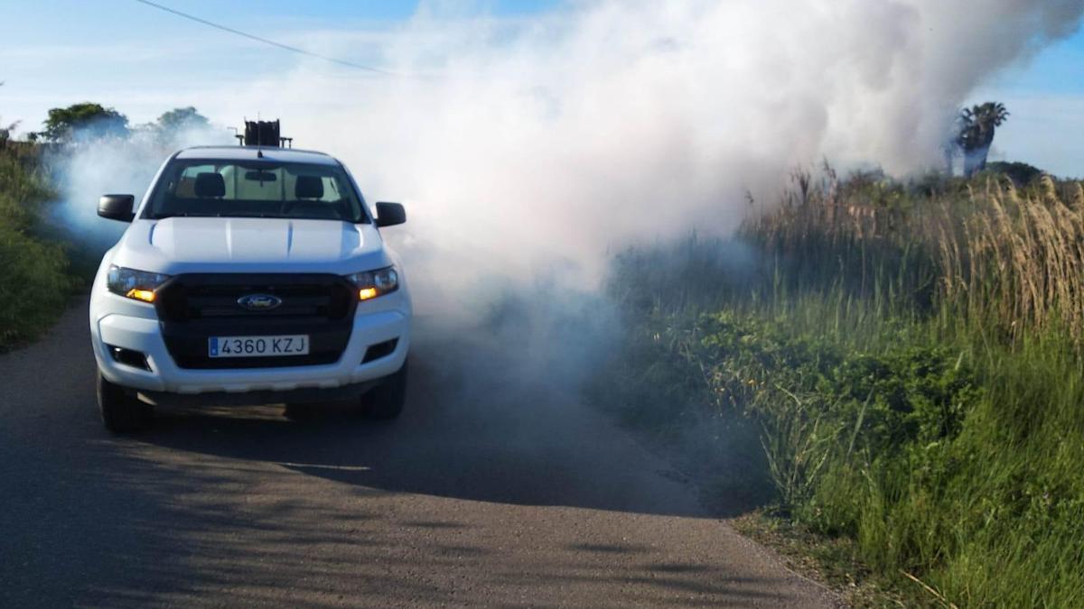 Aplicación reciente de un tratamiento contra la proliferación de mosquitos en el Prat de Cabanes-Torreblanca.