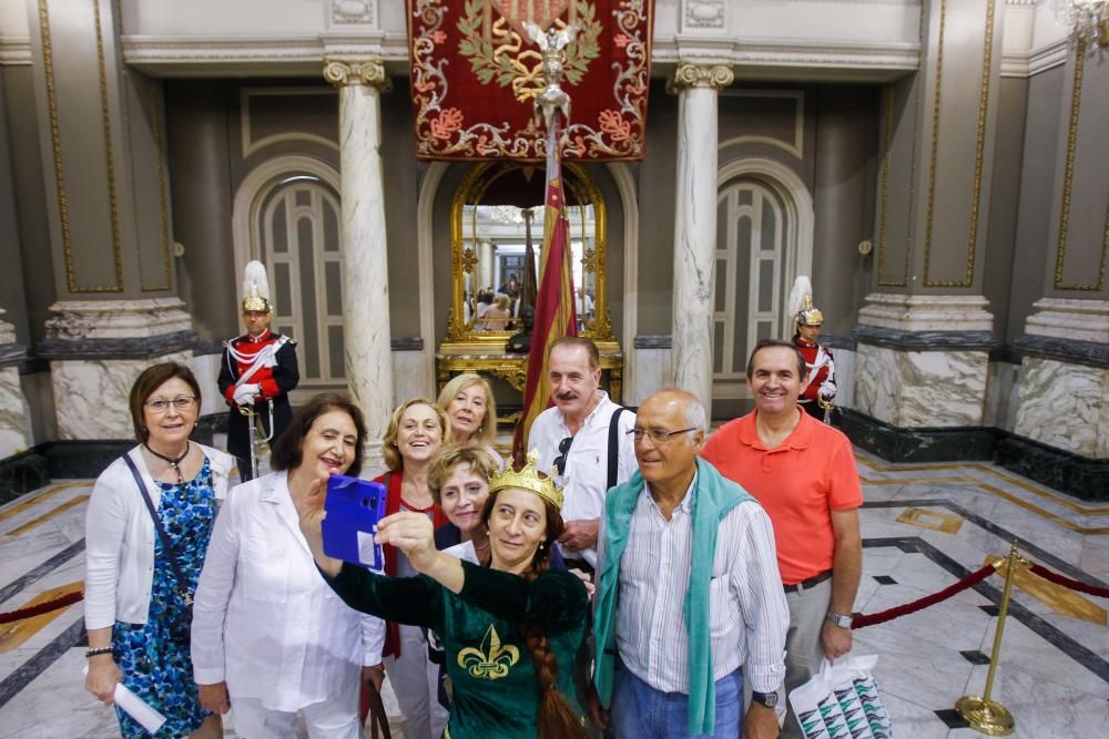 Los valencianos visitan la Real Senyera, expuesta en la sala de cristal