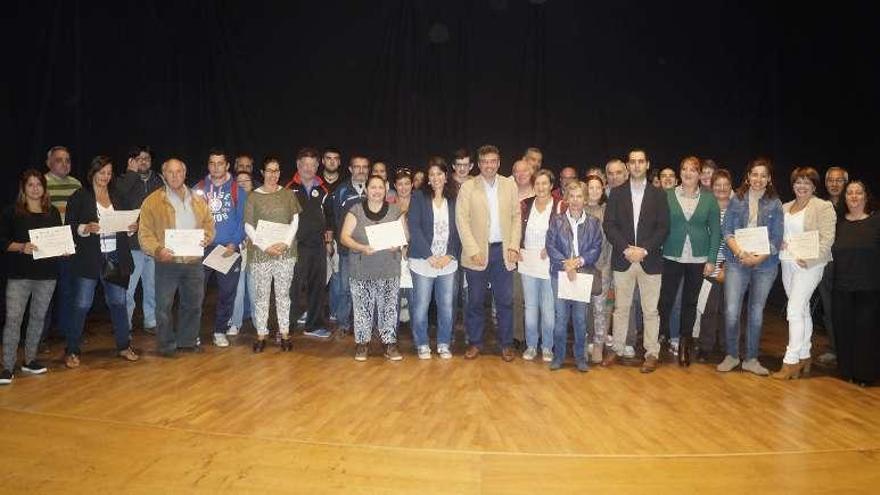 El alcalde Javier Bas, en el centro, en la entrega de diplomas. // Cemit