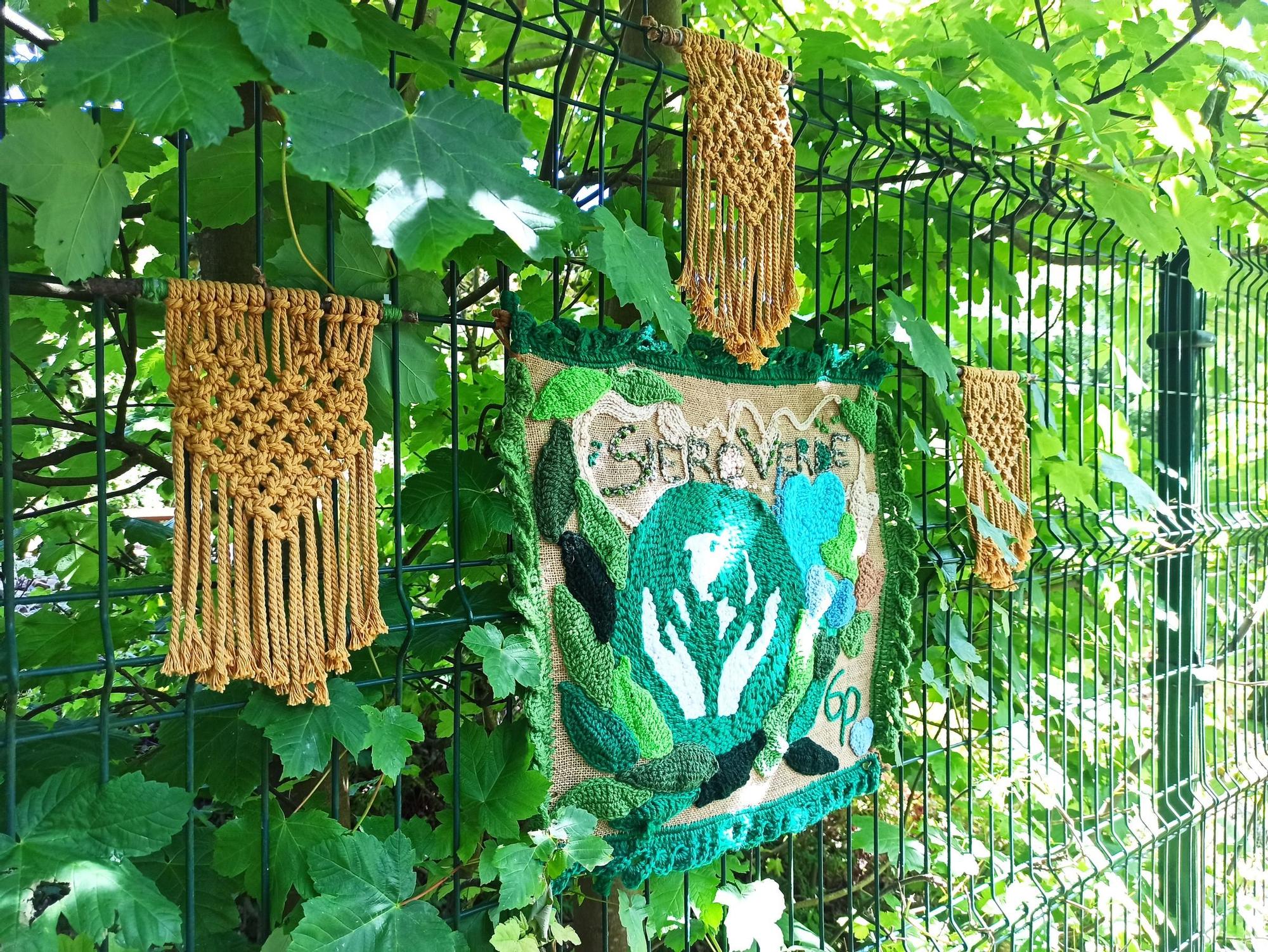 El arte urbano se teje en la Pola, el artista "6p" llena la Senda del Nora de ganchillo: "Si alguien se siente solo, que se sienta más acompañado"