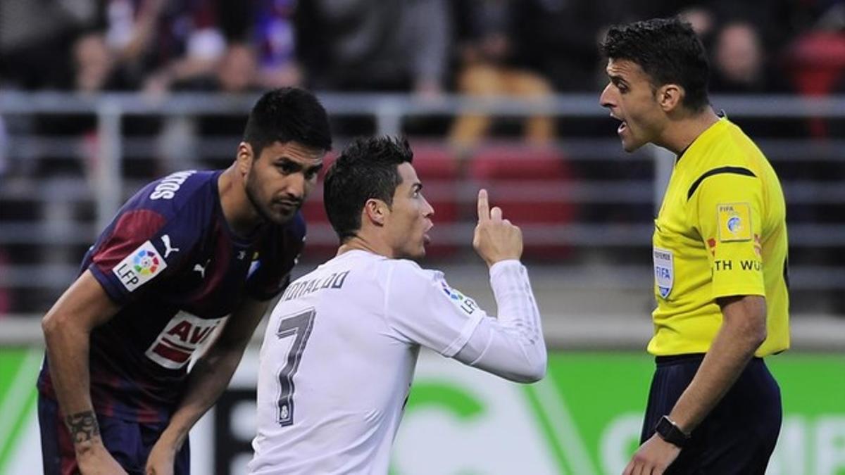 Cristiano Ronaldo protesta al árbitro Gil Manzano ante el jugador del Eibar Mauro dos Santos.