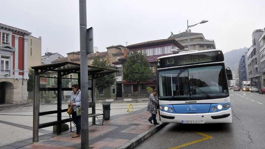 Un autobús municipal, en la parada del Ayuntamiento.