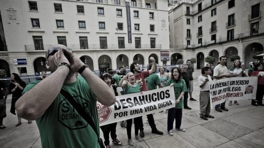 Protesta de Stop Desahucios en 2014 frente al Ayuntamiento, con el edil Daniel Simón.