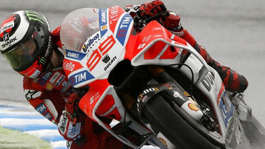 Andrea Dovizioso pilota su moto en Motegi.