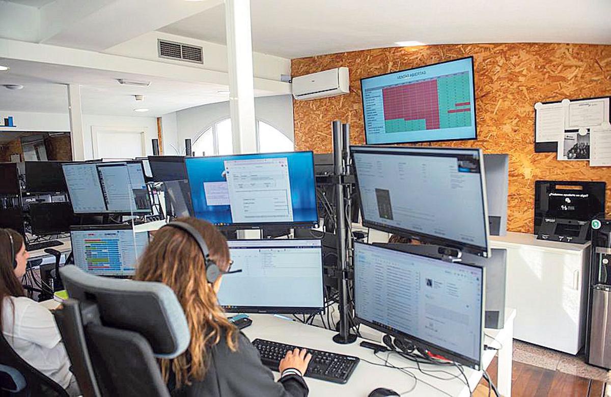 Una empleada de SH360 gestionando una reserva.