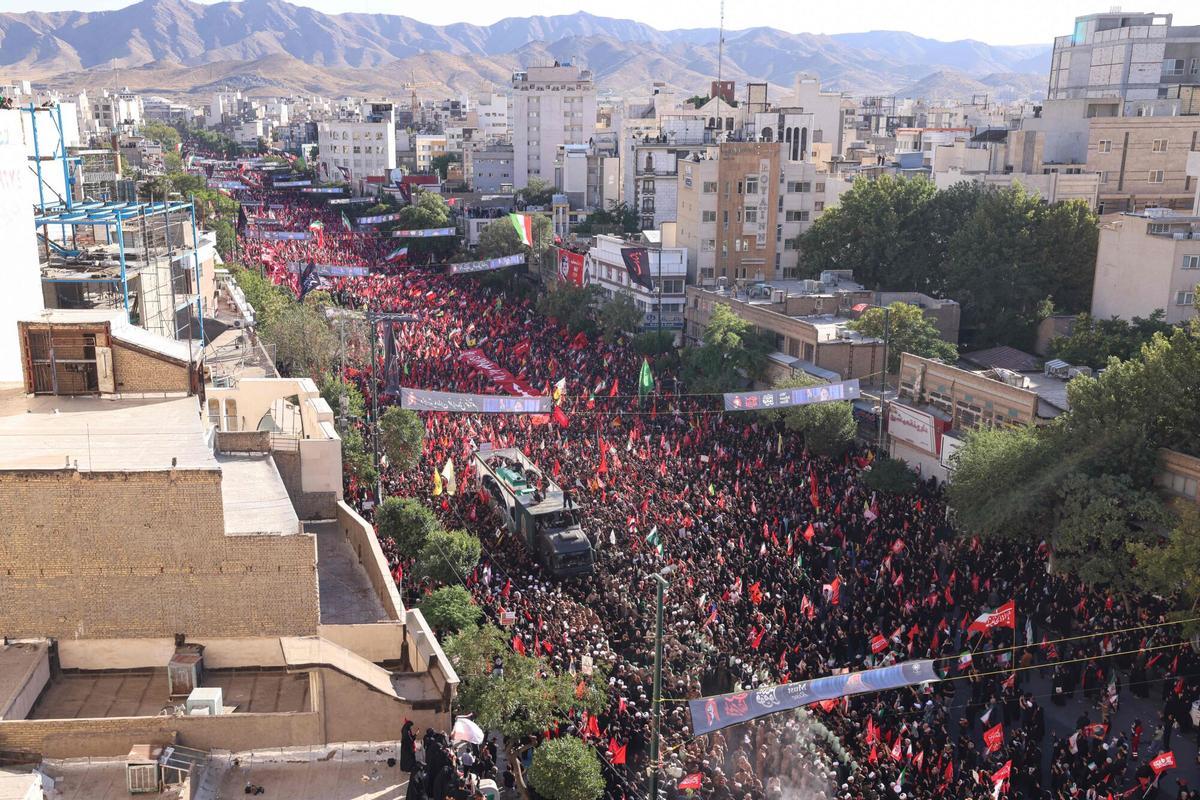 Multitudes de dolientes rodean el convoy que lleva los ataúdes del líder supremo asesinado de Irán, Ali Khamenei, y miembros de su familia durante una procesión fúnebre, antes de ser enterrado en el Santuario del Imam Reza, el lugar de culto más venerado de Irán, en Mashhad el 9 de julio de 2026. Multitudes de dolientes rodean el convoy que lleva los ataúdes del líder supremo asesinado de Irán, Ali Khamenei, y miembros de su familia durante una procesión fúnebre, antes de ser enterrado en el Santuario del Imam Reza, el lugar de culto más venerado de Irán, en Mashhad el 9 de julio de 2026.