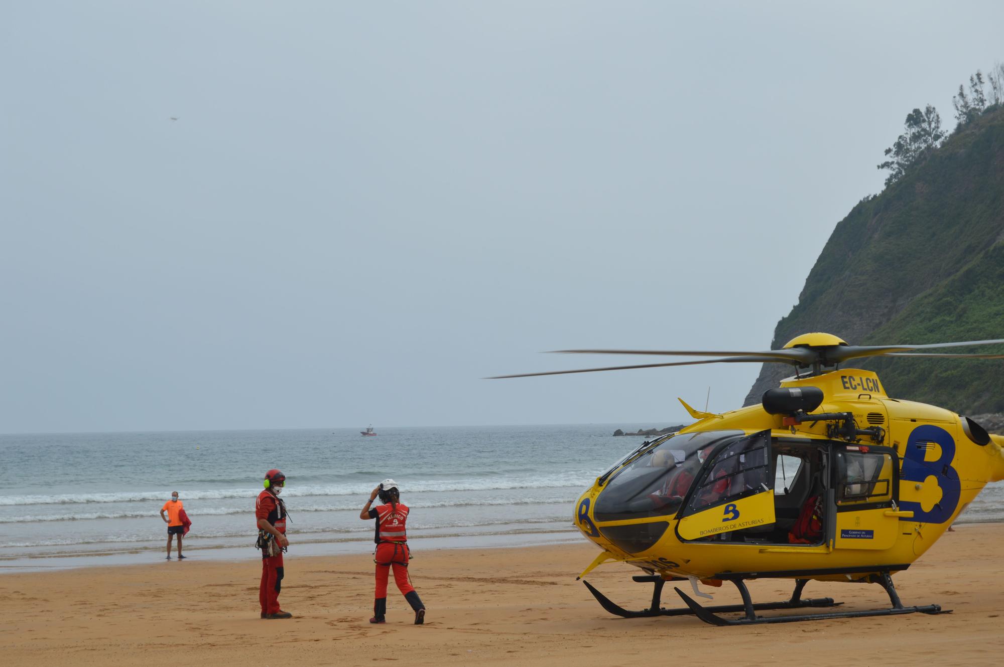 Así fue el simulacro de Salvamento en la playa de Rodiles