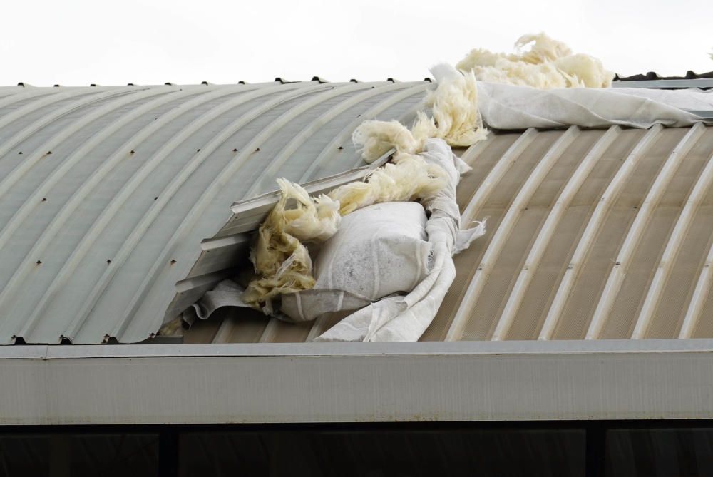 El vent arrenca part del teulat del pavelló de Canet d'Adri