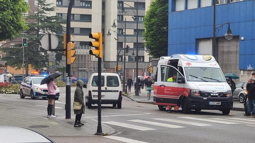 Accidente en el barrio gijonés de La Calzada: evacuado en ambulancia un hombre de 83 años tras ser atropellado