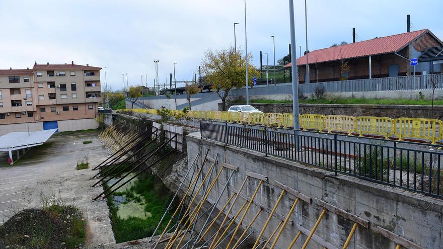 Dos meses más de obra para el muro de la calle Factor de Plasencia