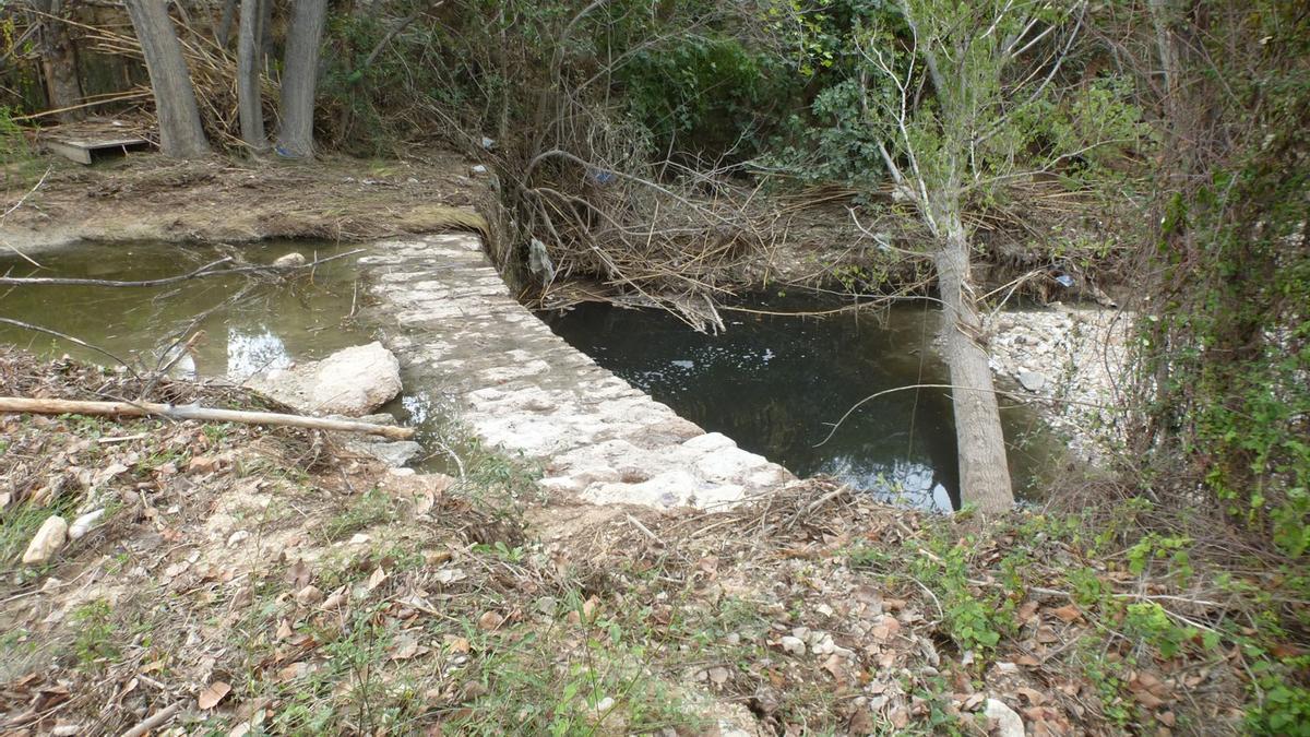 Aguas negras acumuladas justo debajo de un pequeño azud, en una imagen de archivo