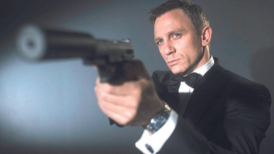 Daniel Craig interpretando a James Bond.