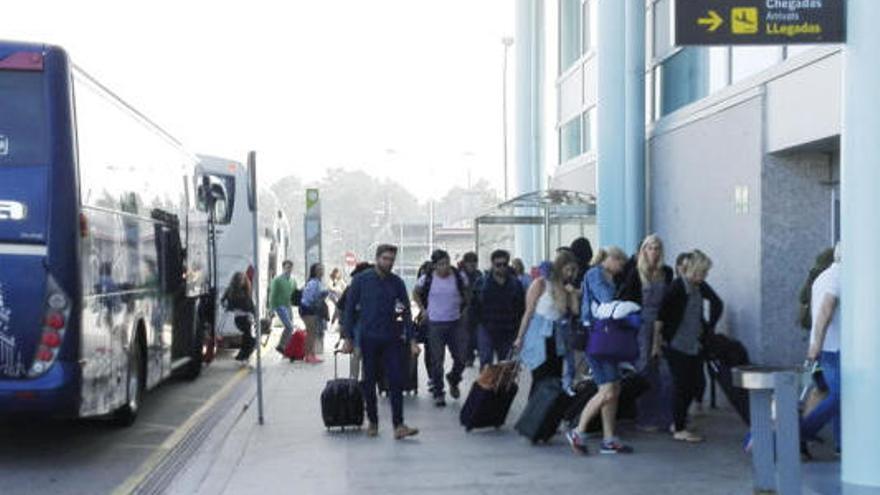 Pasajeros del vuelo Santiago-Barcelona que se desvió a Vigo por niebla en Lavacolla. // A. Blanco