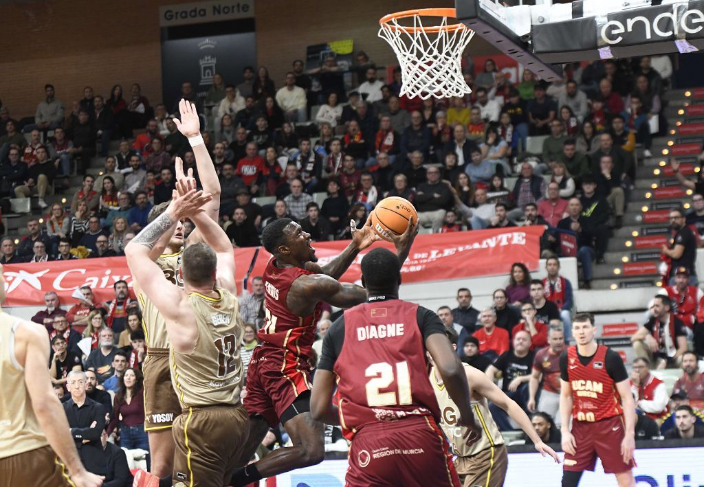 Todas las imágenes del partido del UCAM Murcia contra el Bàsquet Girona