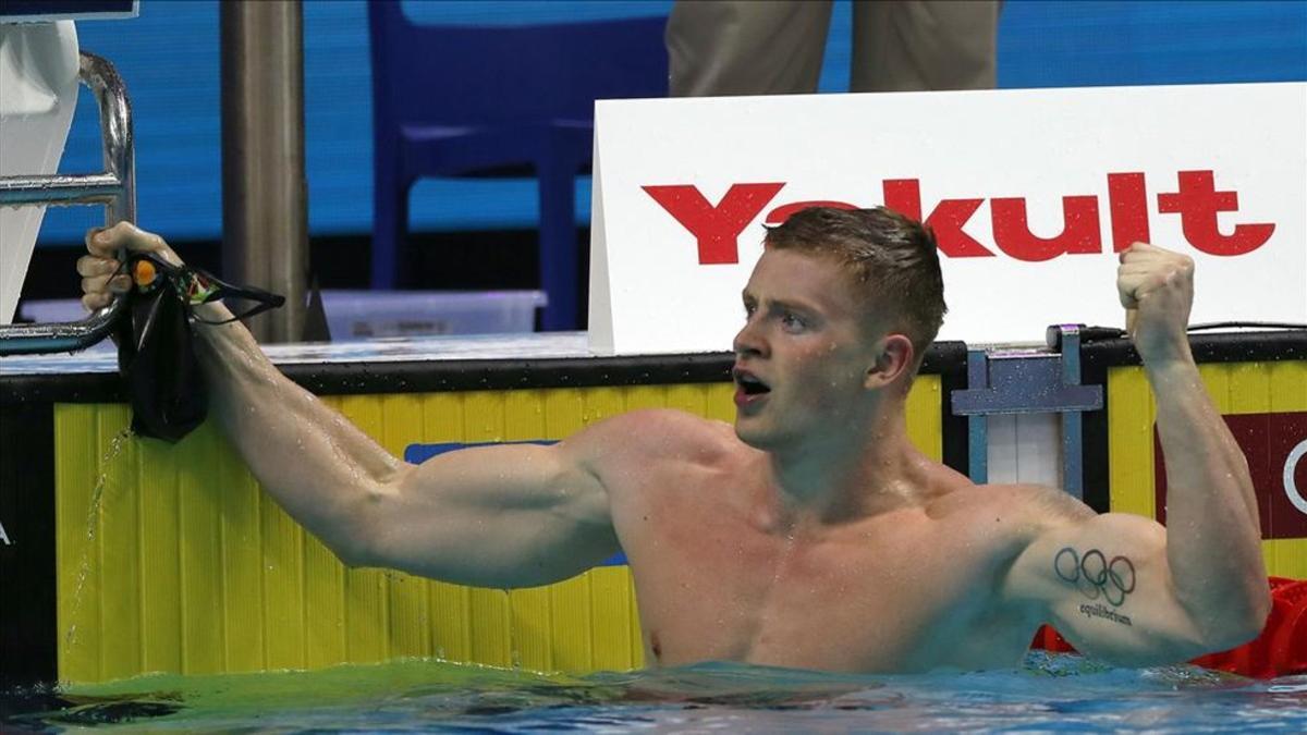 Adam Peaty celebra su nuevo récord mundial de 50 braza