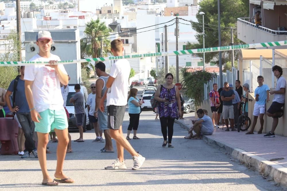 Efectivos y vecinos apagando el fuego