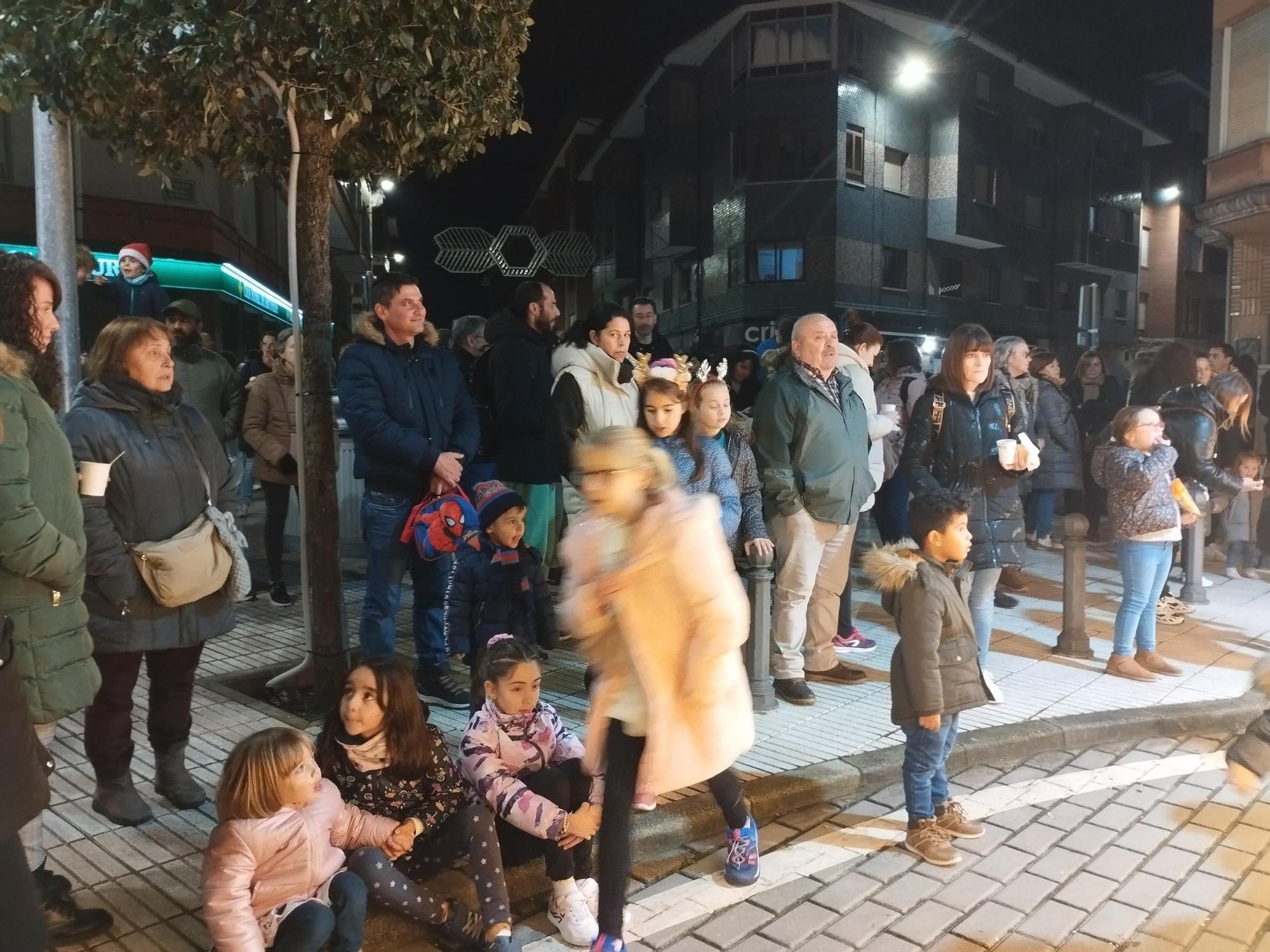 El divertido encendido del alumbrado navideño en Llanera, en imágenes