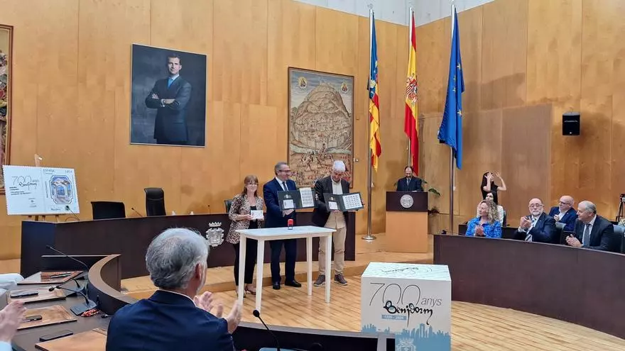 Benidorm presenta su sello conmemorativo del 700 aniversario de su fundación