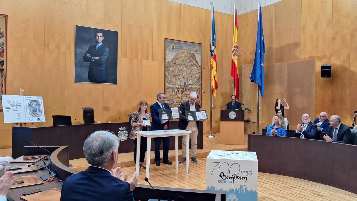Benidorm presenta su sello conmemorativo del 700 aniversario de su fundación