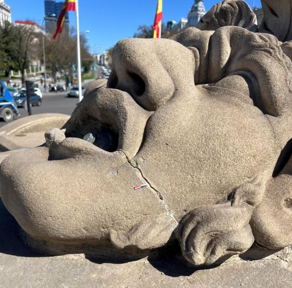 Detalle de la grieta en el mascarón de la Cibeles.