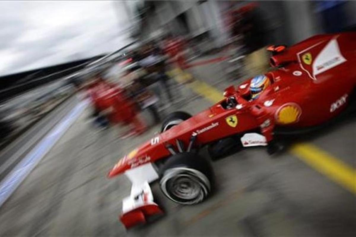 Fernando Alonso corre amb l’escuderia Ferrari durant una sessió d’entrenaments lliures al circuit de Nürburgring (Alemanya).