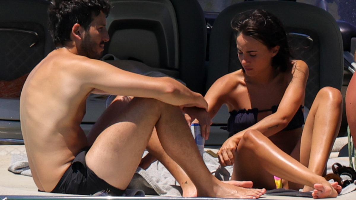 Aitana y Sebastián Yatra en un barco