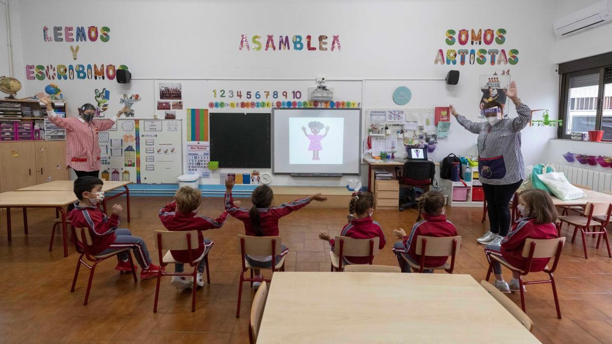 Un grupo de niños durante una actividad en el aula del colegio Reina Sofía de Totana este jueves.