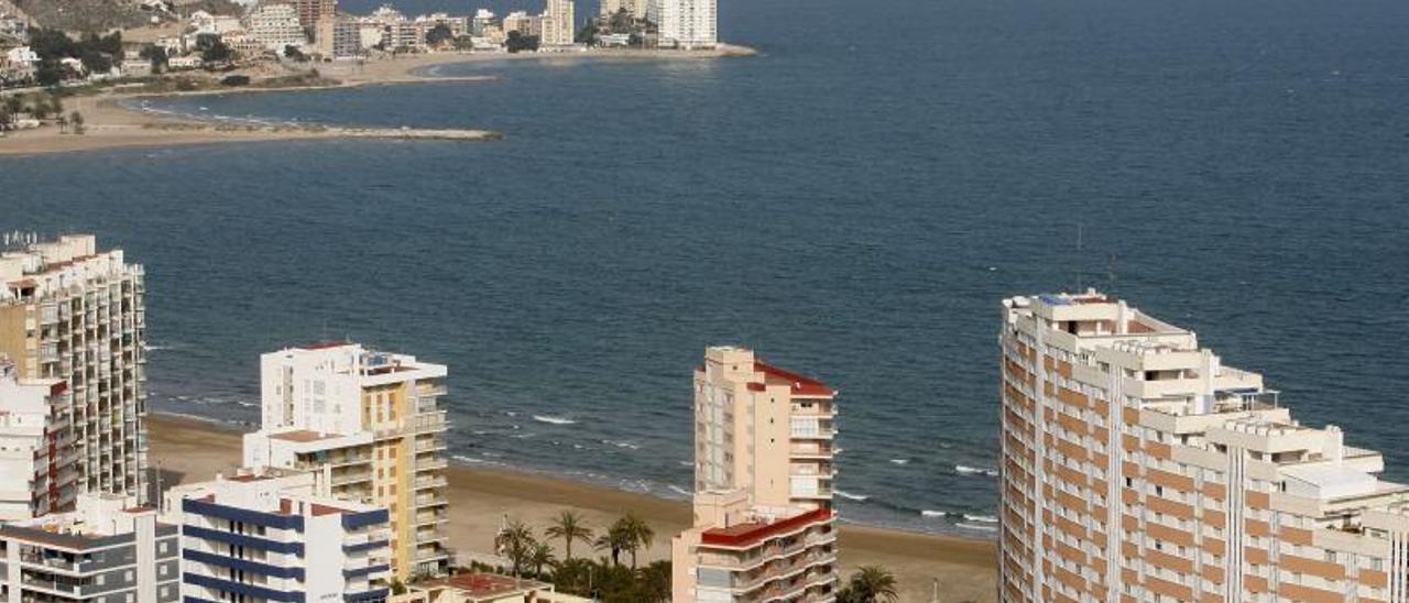 Edificios de apartamentos en Cullera. | REUTERS/HEINO KALIS