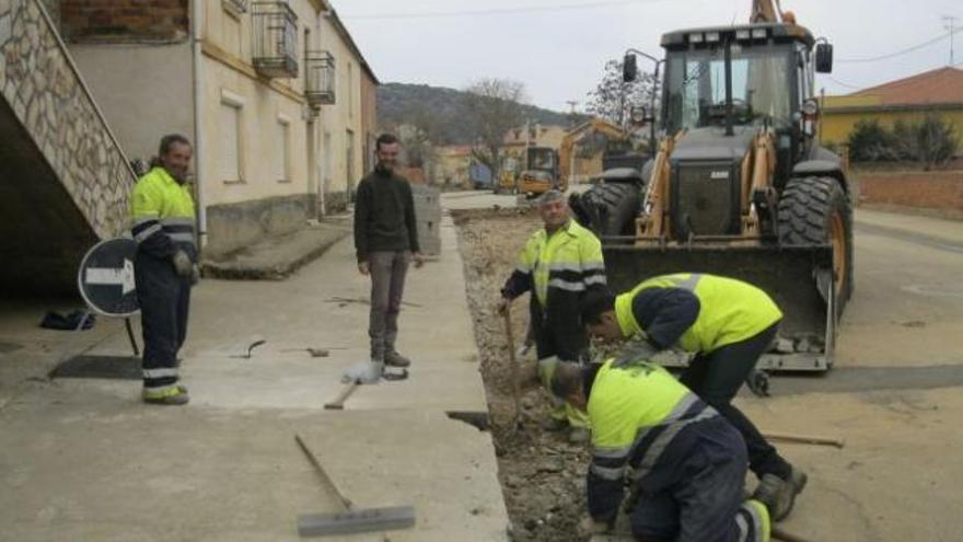 Operarios realizan trabajos en la calle Puente de Morales de Rey.