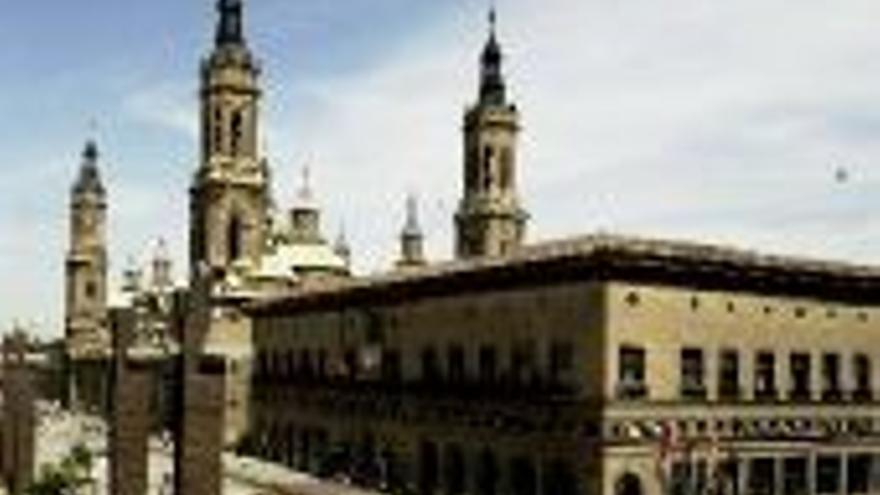 Dos falsos policías roban a turistas en Zaragoza