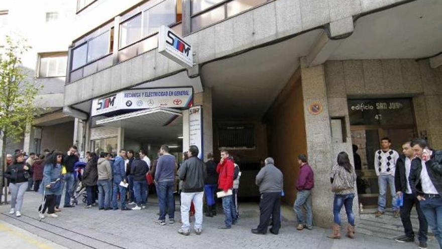 Los interesados en la oferta de empleo de Wash&amp;Coffees aguardan en la cola ayer por la mañana en la calle Travesía de Vigo.  // Jorge Santomé