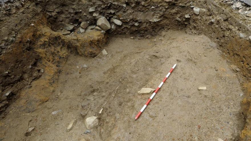 Restos humanos aparecidos en la excavación de la iglesia de Lalín de Arriba.