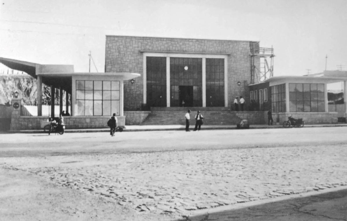 Fachada de la antigua estación de autobuses de la calle Gil Cordero de Cáceres.