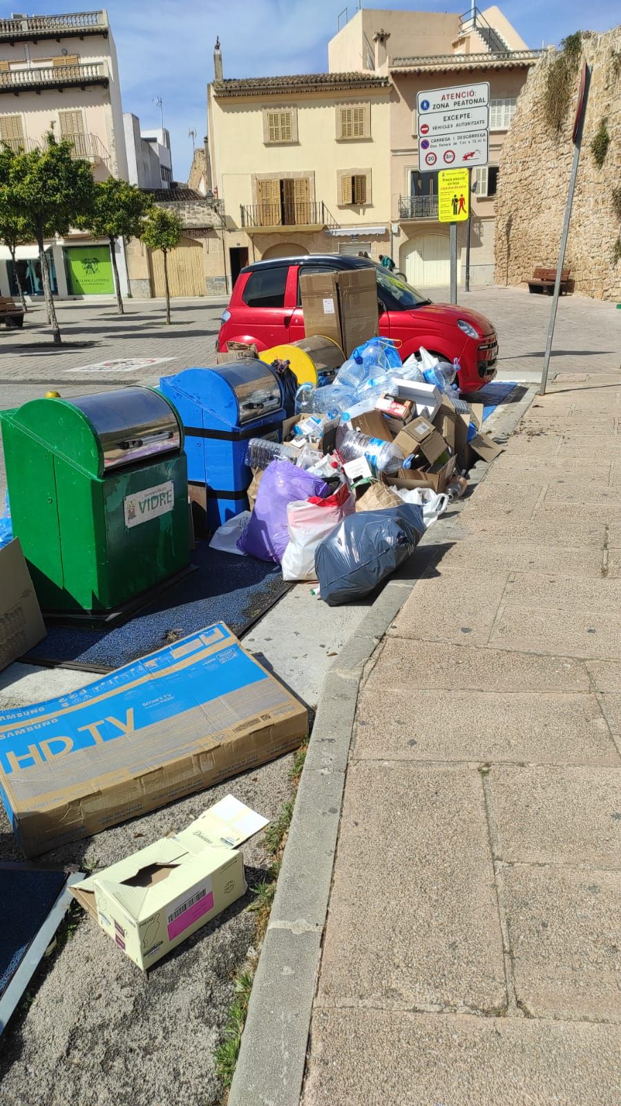 La basura ocupa las calles de Alcúdia y sa Pobla debido a la huelga