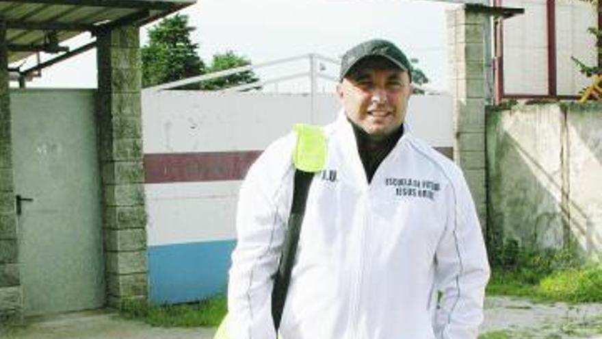 Josu Uribe, ayer, delante del estadio donde jugó de juvenil.