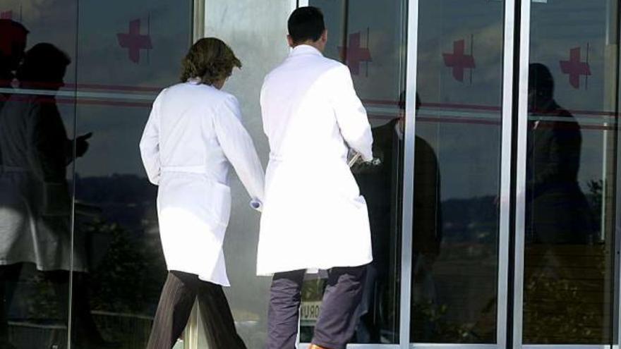 Dos médicos entran en el Hospital de A Coruña. / aguete