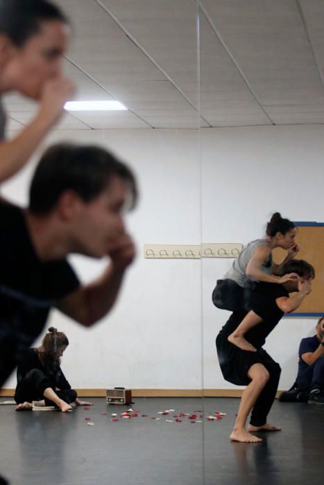 Nos colamos en el ensayo de la nueva producción de la Factoría Echegaray, 'No amanece en Génova', que abrirá el ciclo Danza Málaga 2019 el próximo 29 de octubre en el Teatro Echegaray