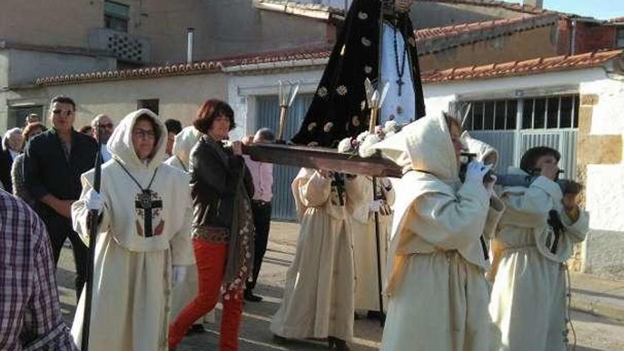 Los cofrades y devotos corralinos desfilan con las imágenes de la Virgen y del Nazareno por las calles, acompañados de la banda de música.