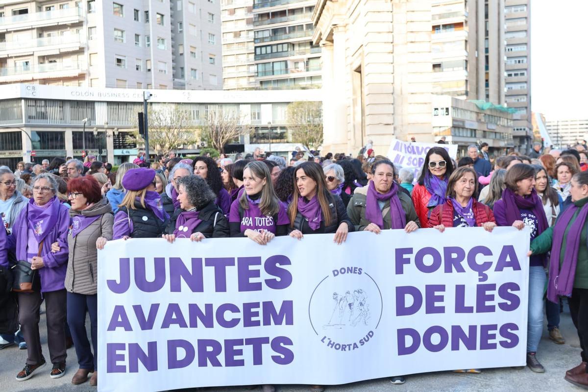 8M en València 2026: Las calles de València se tiñen de morado en el día de la mujer