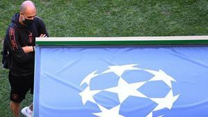 Pep Guardiola, sobre el césped del estadio José Alvalade antes de la sesión de entrenamiento previa al duelo ante el Lyon.