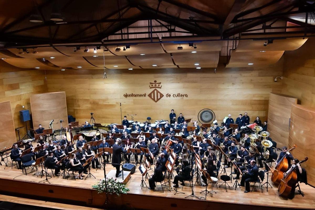 El auditorio de Cullera acoge los conciertos del certamen de bandas.