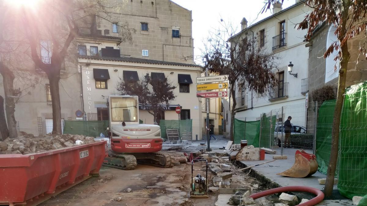 La aparición de unos huesos en la plaza de San Juan de Cáceres no afectará a las obras