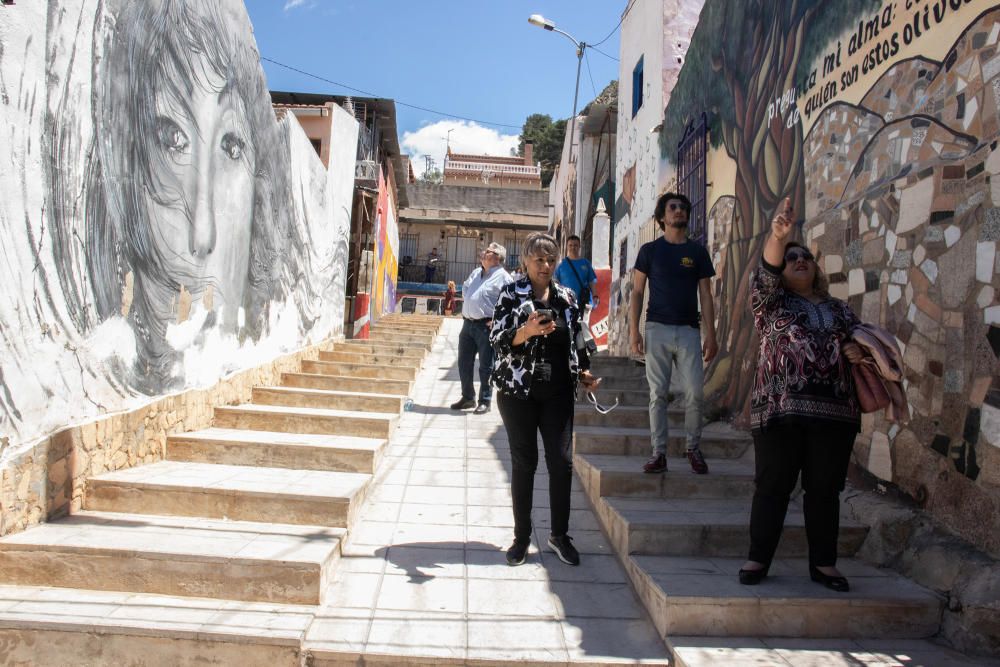 Más de doscientos murales en homenaje a Miguel Hernández engalanan el barrio de San Isidro de Orihuela