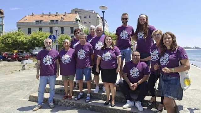 Miembros de Agaela, colaboradores, la alcaldesa en el centro, y concejale del gobierno local. | FIRMA
