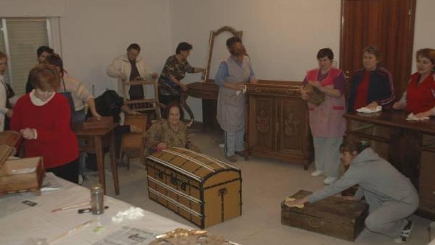 Mujeres de Santa Clara de Avedillo restauran el mobiliario antiguo